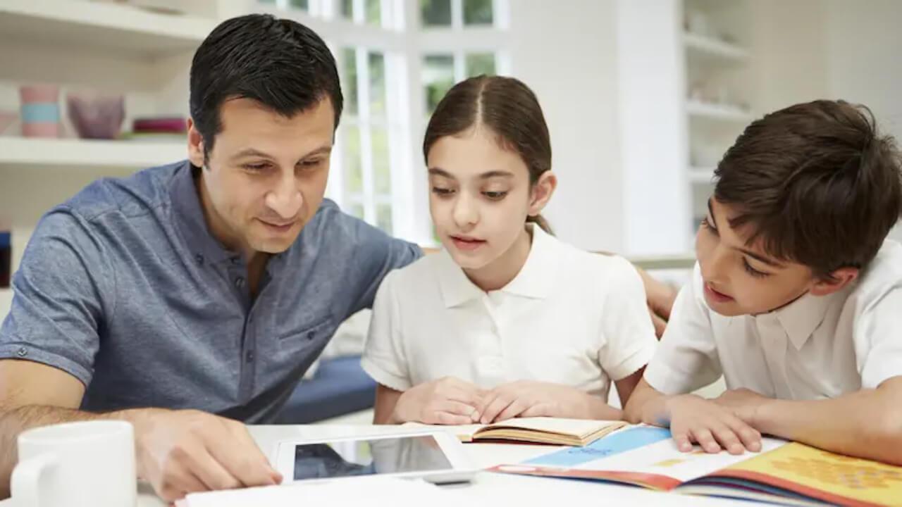 हर बच्चे के लिए क्यों जरूरी है लाइटहाउस पेरेंटिंग? जानें इसके फायदे