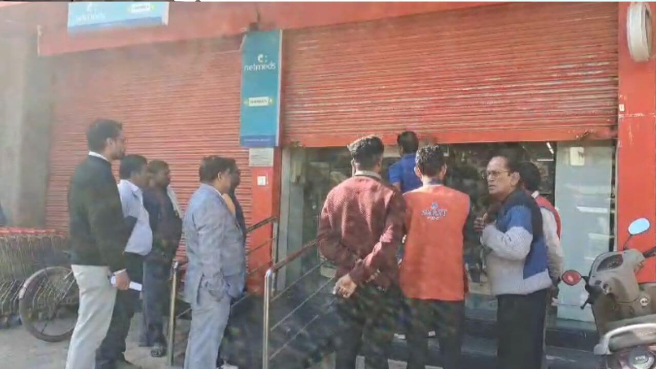 दमोह में टैक्स जमा न करने पर प्रशासन ने सील किया रिलायंस स्मार्ट प्वाइंट शॉपिंग मॉल