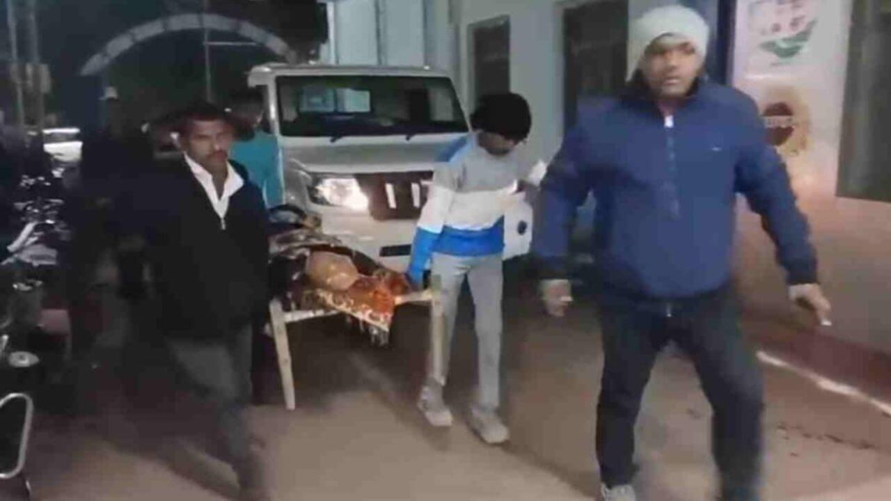 खाट पर हेल्थ सिस्टम! मरीज ​​​​​को नहीं मिली एंबुलेंस, परिजन इलाज के लिए महिला को चारपाई पर लेकर पहुंचे अस्पताल