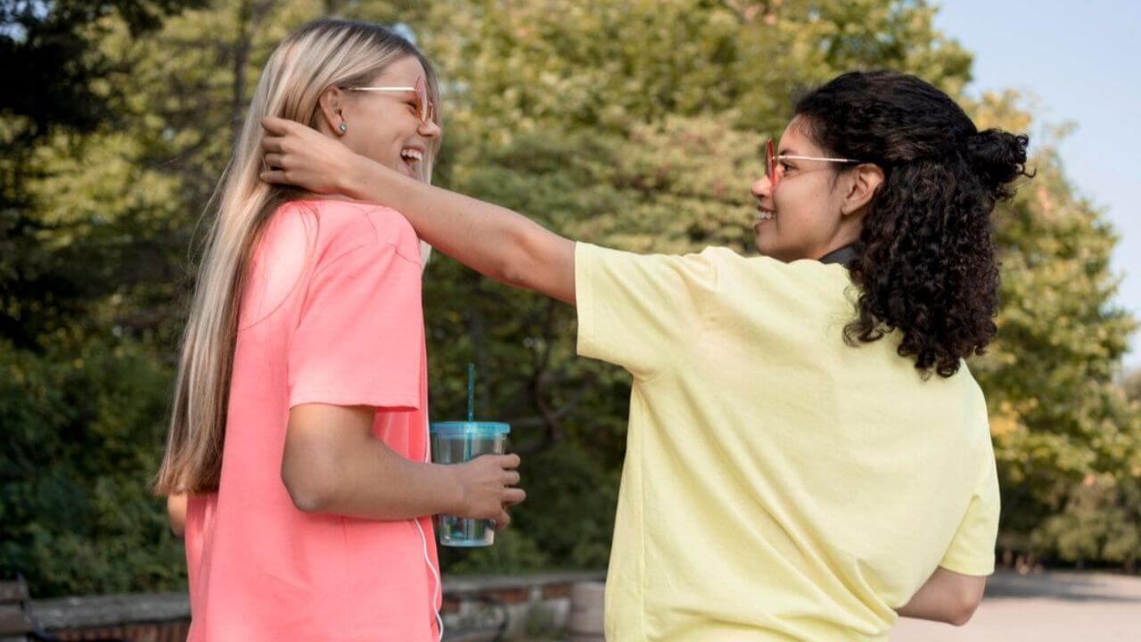 दोस्ती के नाम पर ये 3 लोग आपका जीवन कर सकते हैं बर्बाद , हो जाएं सतर्क