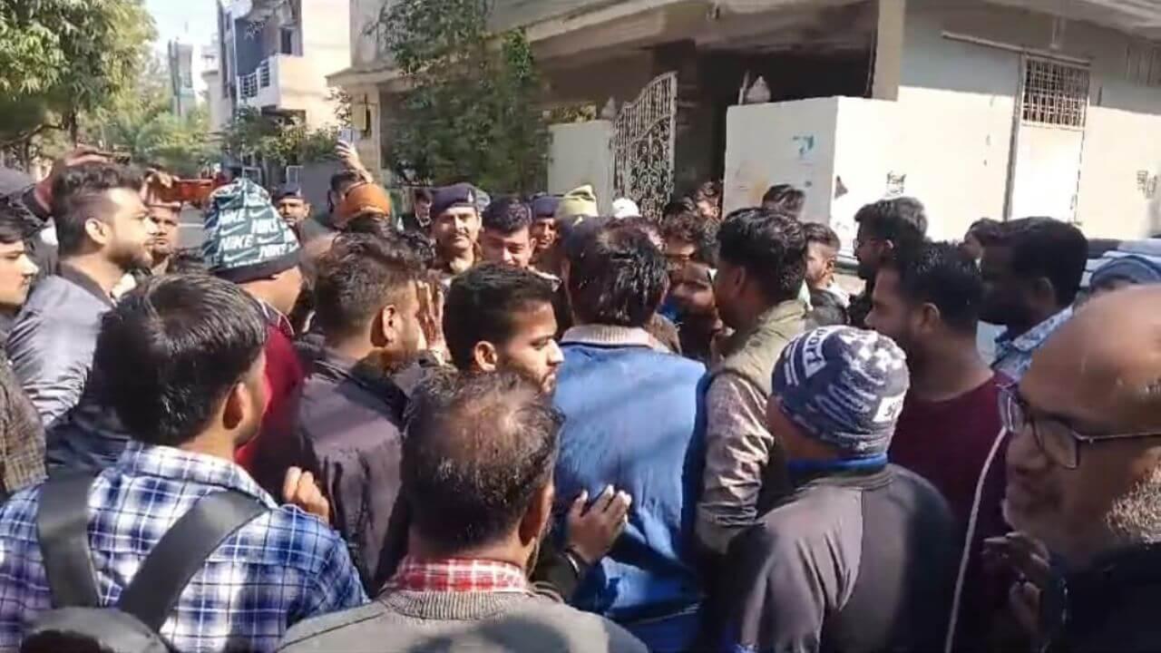 राजीनामा नहीं किया तो मृतक के घर पर ही कर दी फायरिंग, कॉलोनी में खड़ी कारों के शीशे फोड़े, स्थानीय लोगों ने किया चक्काजाम