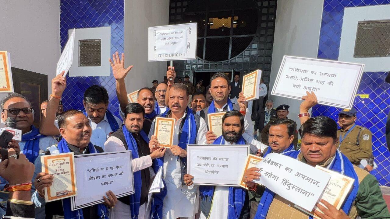 मध्य प्रदेश विधानसभा की कार्यवाही अनिश्चितकाल के लिए स्थगित, कांग्रेस विधायकों ने हाथों में संविधान लेकर किया विरोध प्रदर्शन
