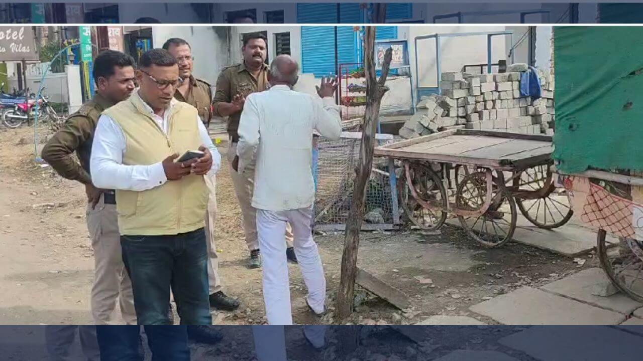 दमोह में एक बार फिर चला प्रशासन का बुलडोजर, 20 से ज्यादा अवैध दुकानों को हटाया