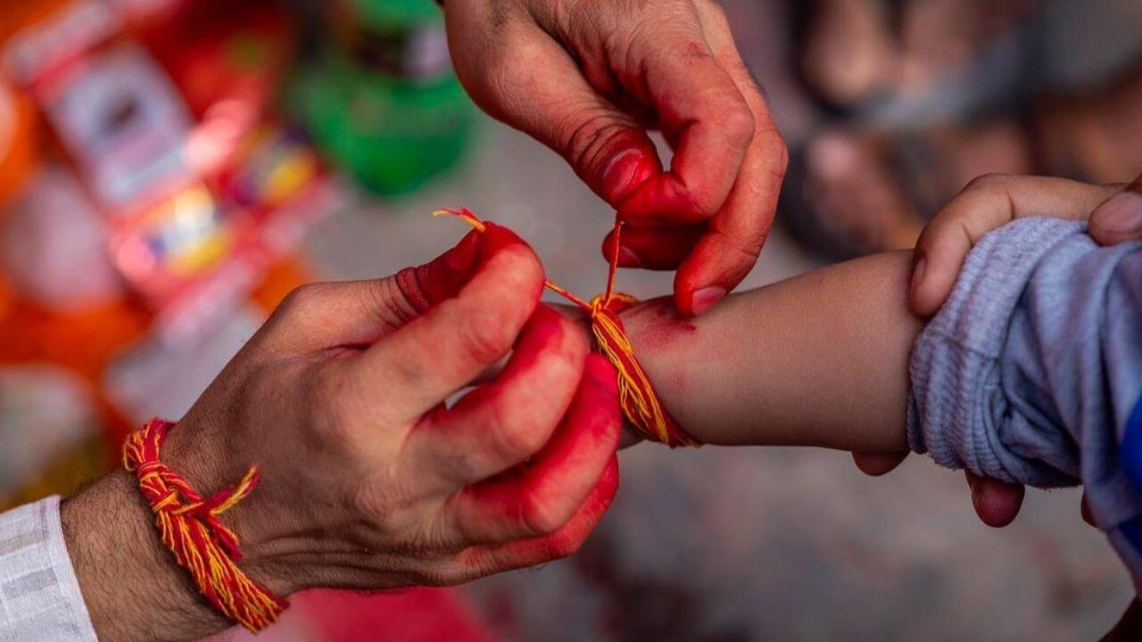 हाथ में बंधे पवित्र कलावे को कब उतारना है शुभ? जानें क्या कहते हैं ज्योतिष नियम