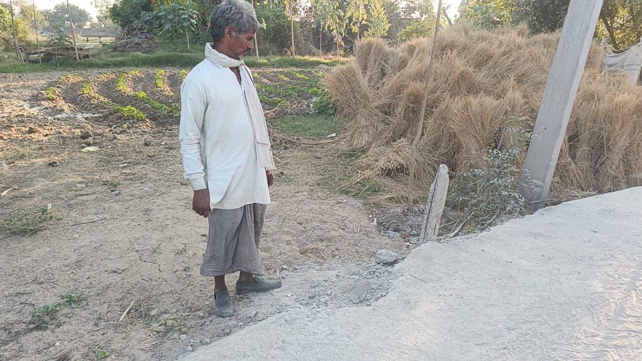 भ्रष्टाचार की भेंट चढ़ी सड़क, गुणवत्ताविहीन सामग्री का किया उपयोग, ग्रामीणों ने सरपंच और सेक्रेटरी पर लगाए गंभीर आरोप