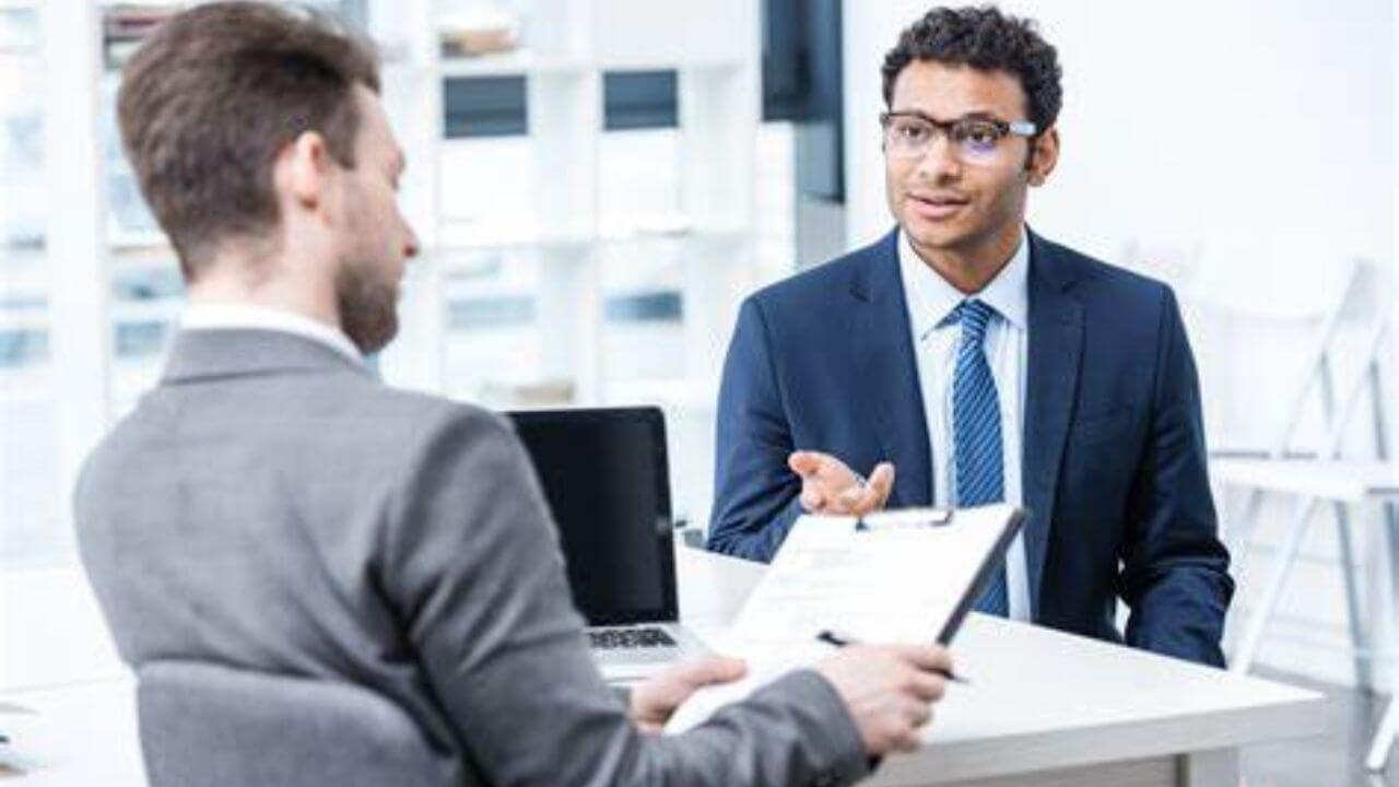 लाख कोशिशों के बाद भी नहीं मिलती है मनचाही नौकरी? अपनाएं ये आसान वास्तु टिप्स