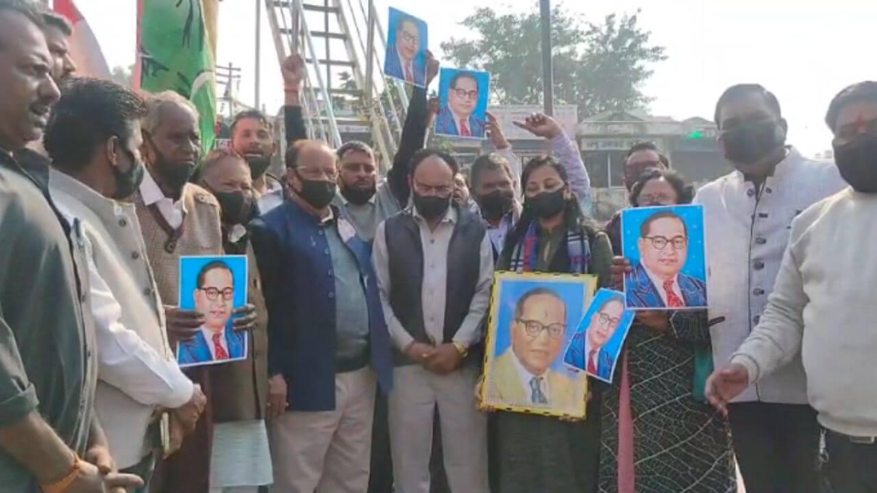 दमोह में अमित शाह के खिलाफ सड़कों पर उतरे कांग्रेसी, बाबा साहेब अंबेडकर के खिलाफ दिए विवादित बयान पर जताया विरोध