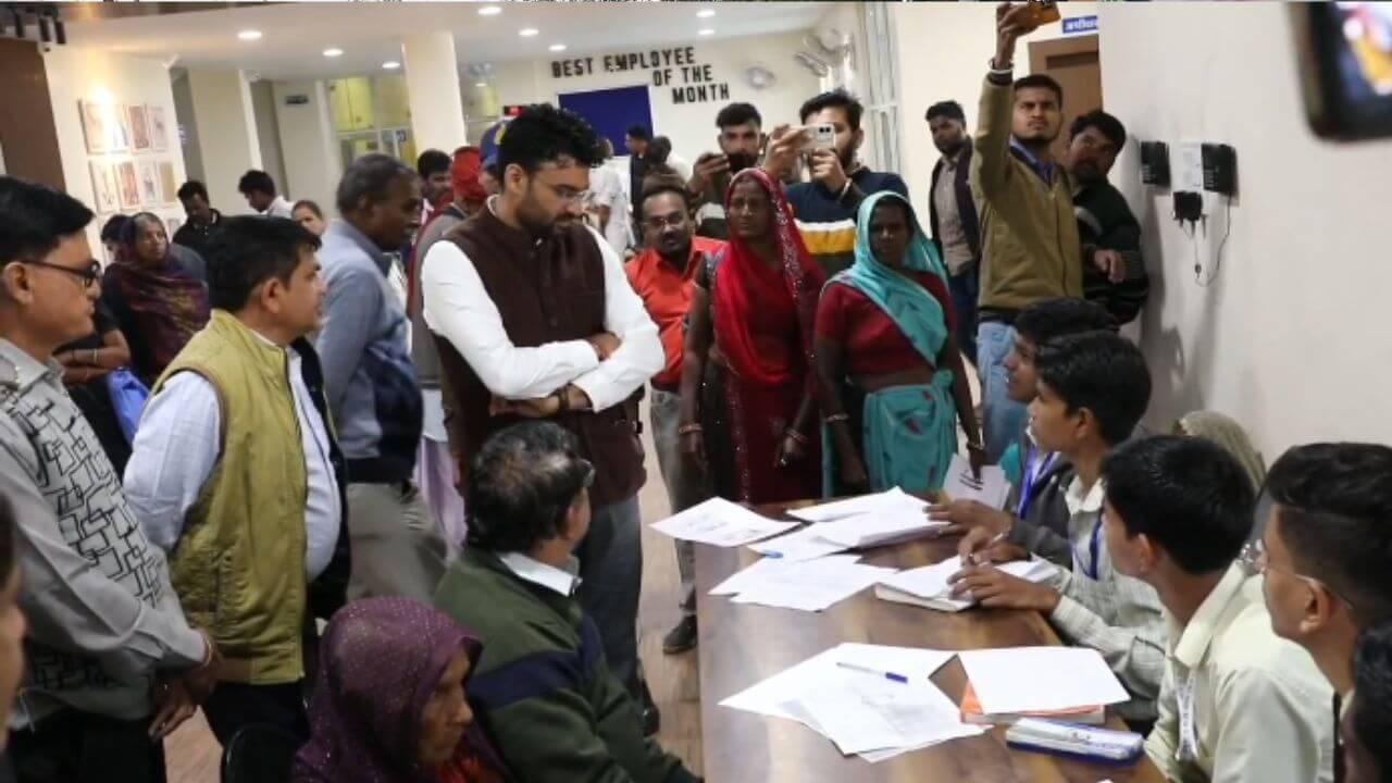 नीमच कलेक्टर की अनोखी पहल, जनसुनवाई में अब आवेदन लिखेंगे स्कूली छात्र, शिकायतकर्ताओं को आवेदन के भी नही देना पड़ेंगे पैसे