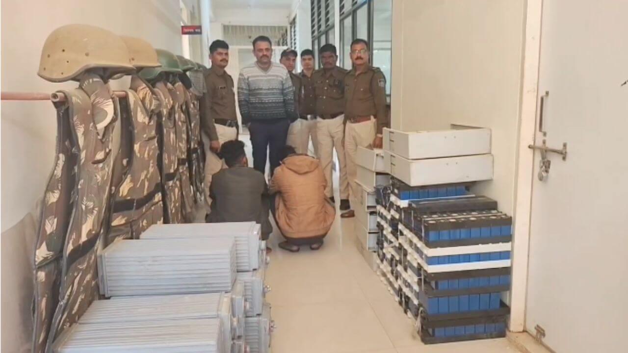 दमोह में मोबाइल टावर बैटरी चोर गिरफ्तार, लाखों का माल जब्त