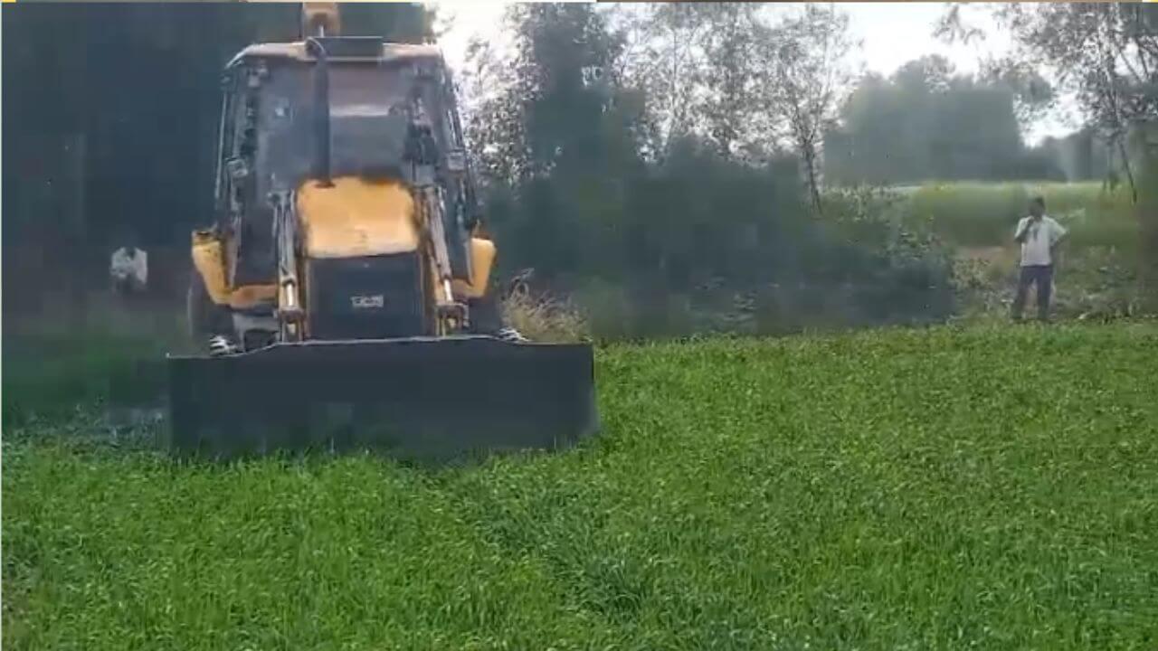 नीमच में खड़ी फसल पर चला प्रशासन का बुलडोजर, जमीन पर किए अवैध अतिक्रमण को हटाया