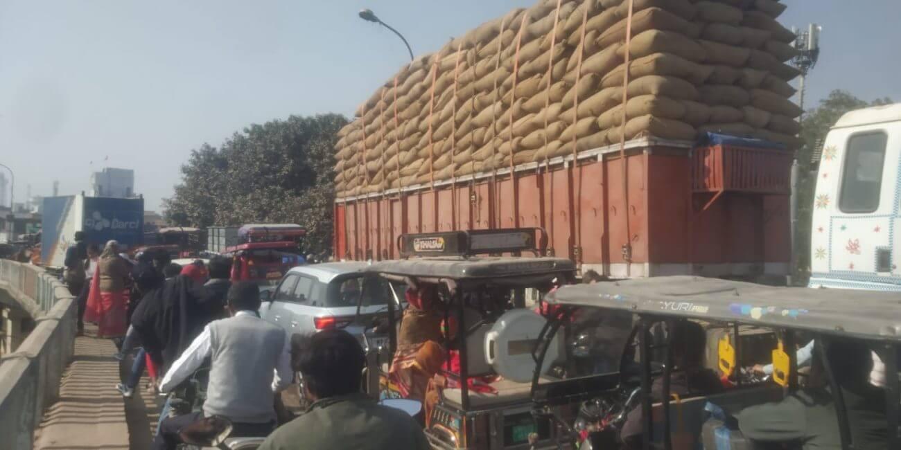 Dabra News : ओवरलोड कंटेनर ओवरब्रिज पर हुआ फैल, घंटों तक लगा जाम, प्रशासन दिखा फेल