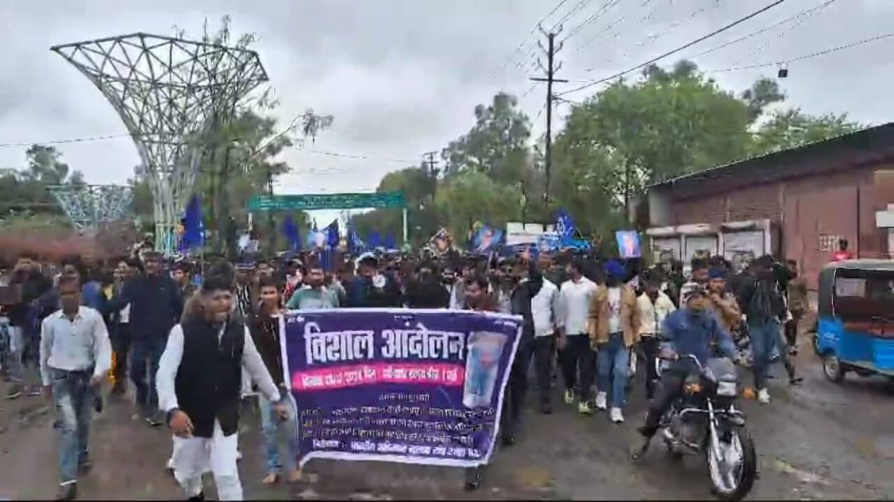 अंबेडकर की मूर्ति खंडित किये जाने के मामले ने पकड़ा तूल, गुस्से में दलित समाज, प्रदर्शन कर सौंपा ज्ञापन
