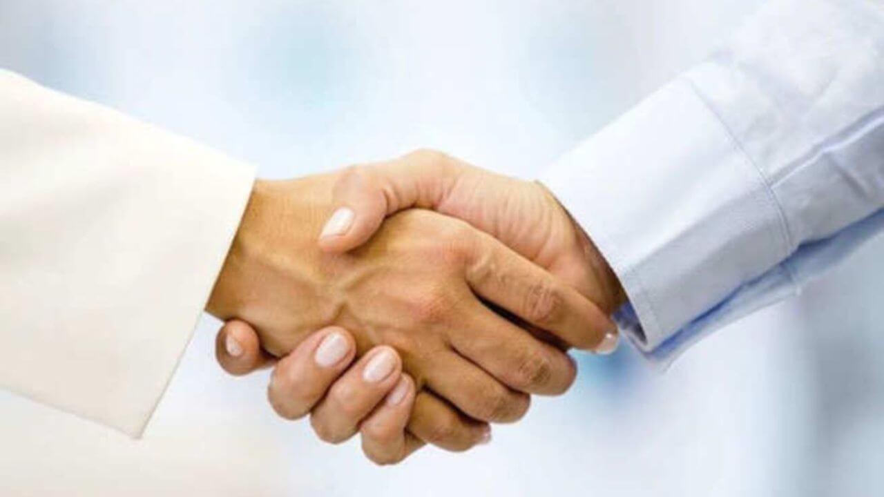 Personality Test: हाथ मिलाने का तरीका बताएगा व्यक्तित्व के गुण, आसानी से पहचानें किसी का भी स्वभाव