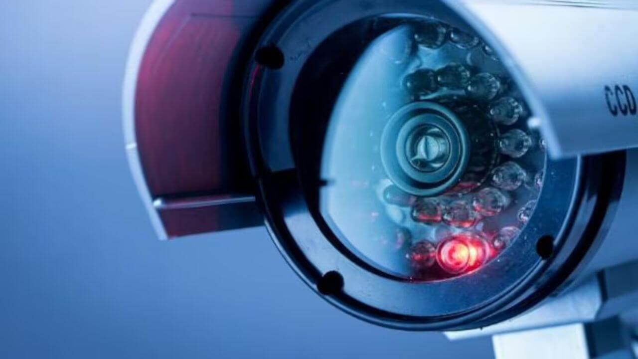 दमोह: 25 सेकंड में चोरी करने वाली लड़की का CCTV फुटेज आया सामने, तलाश में जुटी पुलिस