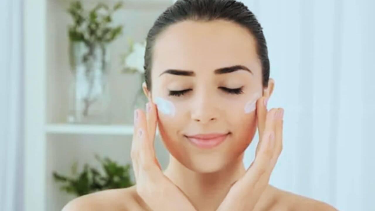 Skin Care Tips : रात में सोने से पहले चेहरे पर लगाएं घर पर बनी ब्यूटी क्रीम, मिलेगा जादुई निखार