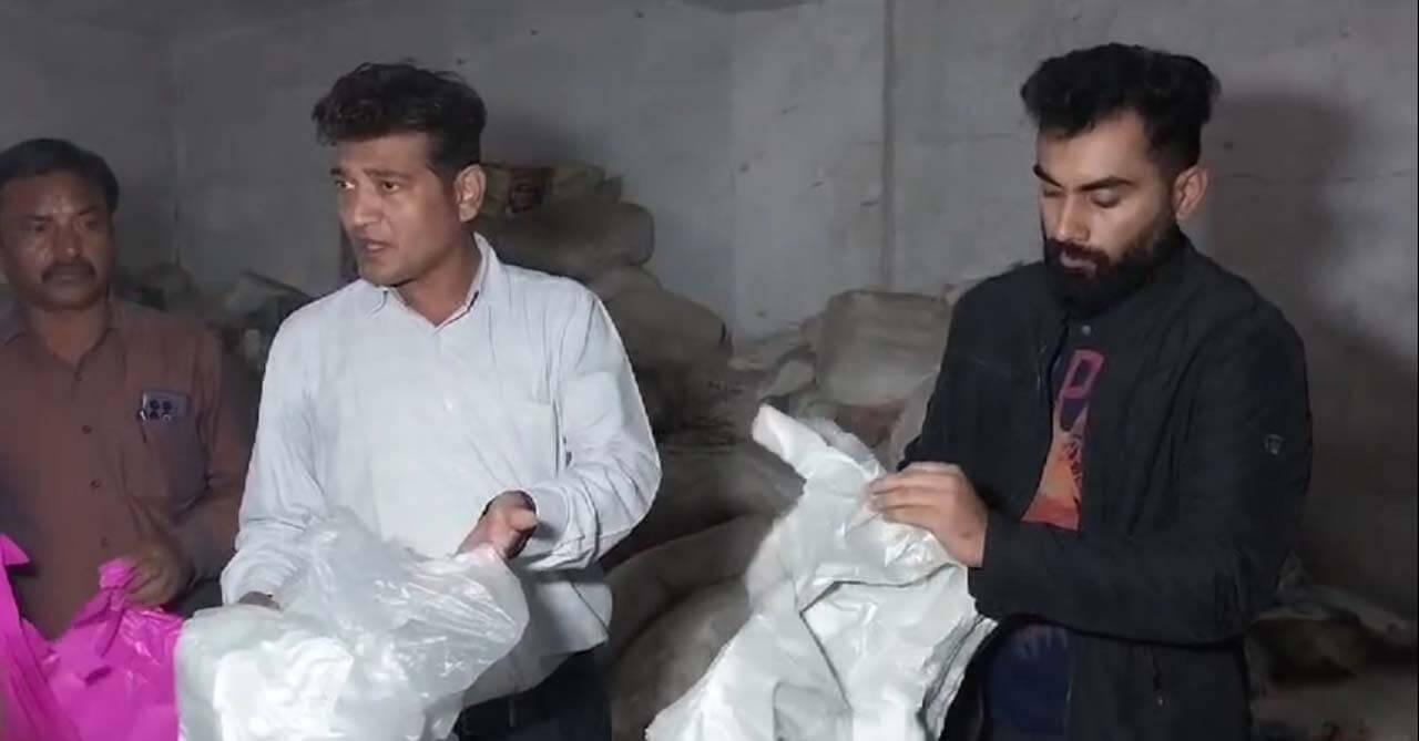 जबलपुर में नगर निगम टीम ने प्रतिबंधित अमानक पॉलीथिन बनाने वाली फैक्ट्री पर मारा छापा, लाखों का माल जब्त