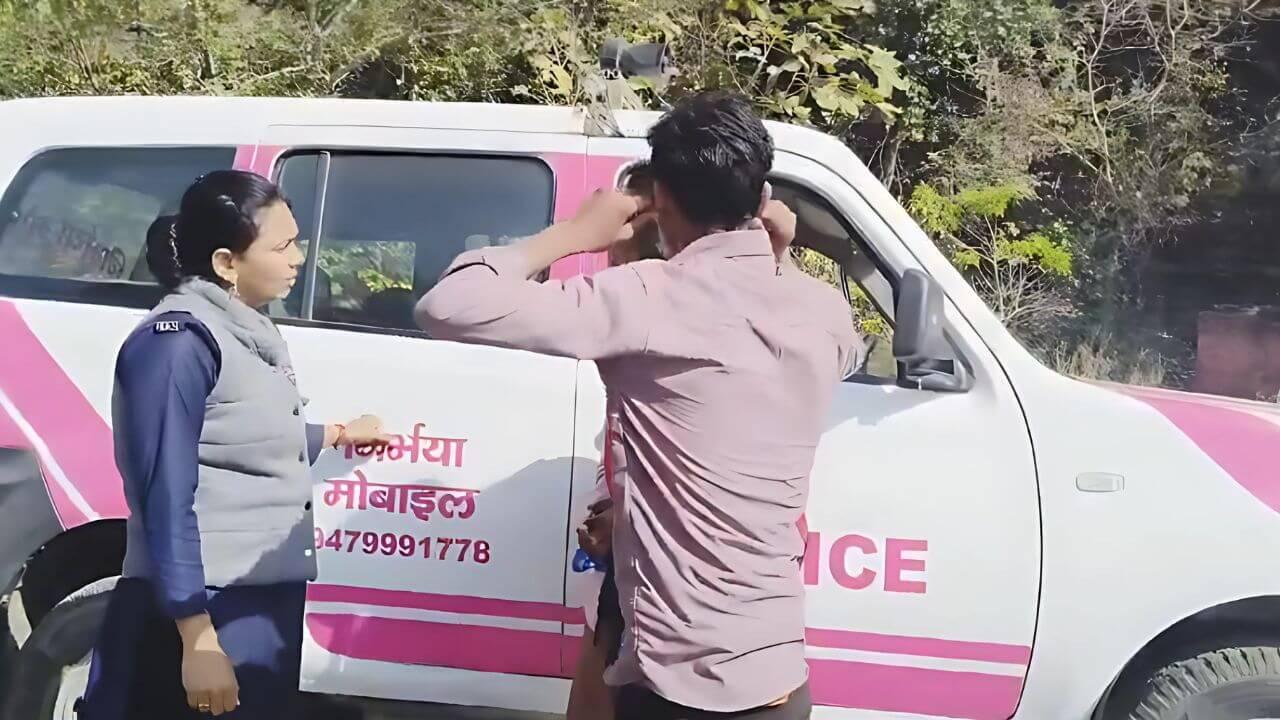 मजनुओं की अब खैर नहीं : दमोह पुलिस ने कान पकड़कर लगवाईं उठक बैठक