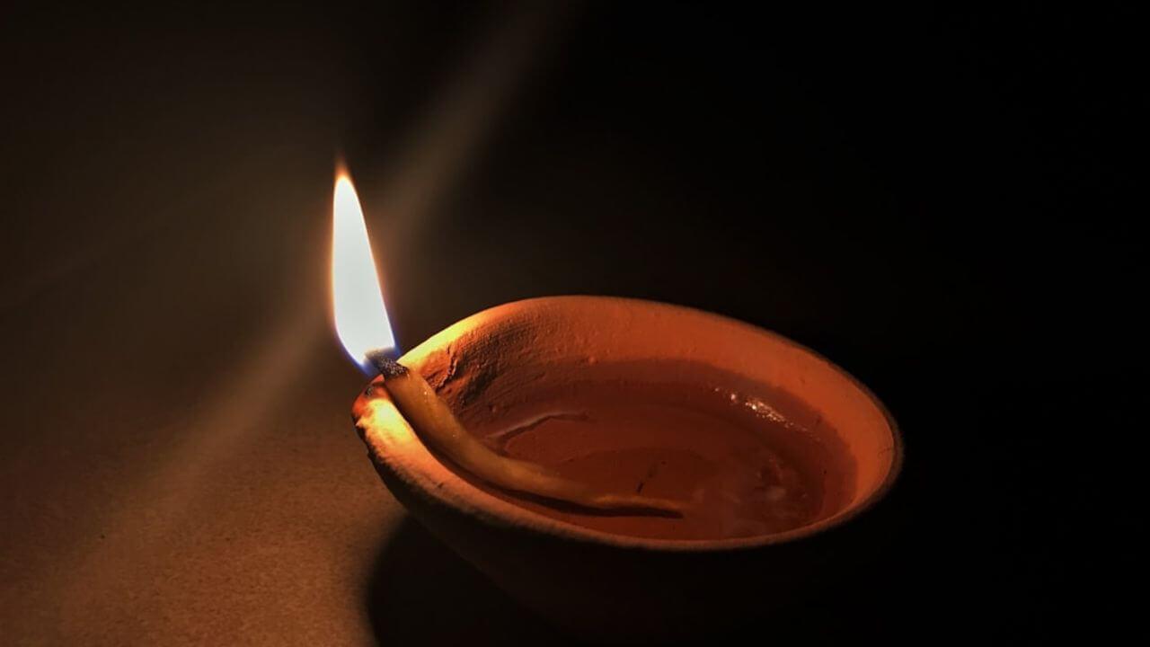 सोमवती अमावस्या का महाउपाय: इन खास 5 स्थानों पर जरूर जलाएं दीपक, बरसेगी मां लक्ष्मी की कृपा