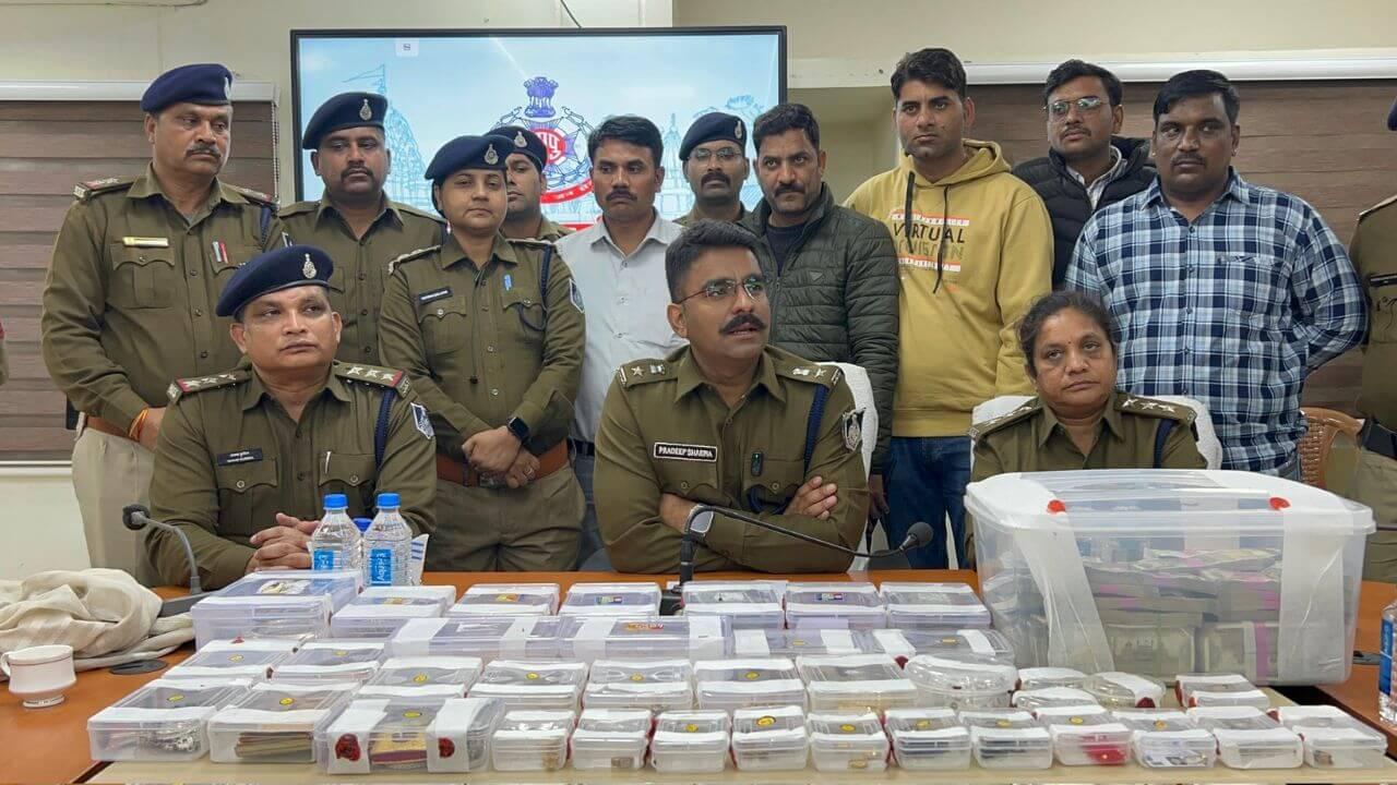 घर पर काम करने वाले महिला ने बनाया वृद्ध का आपत्तिजनक वीडियो, दो साल में ब्लैकमेल कर लूटे दो करोड़ से ज्यादा रूपये, गिरफ्तार