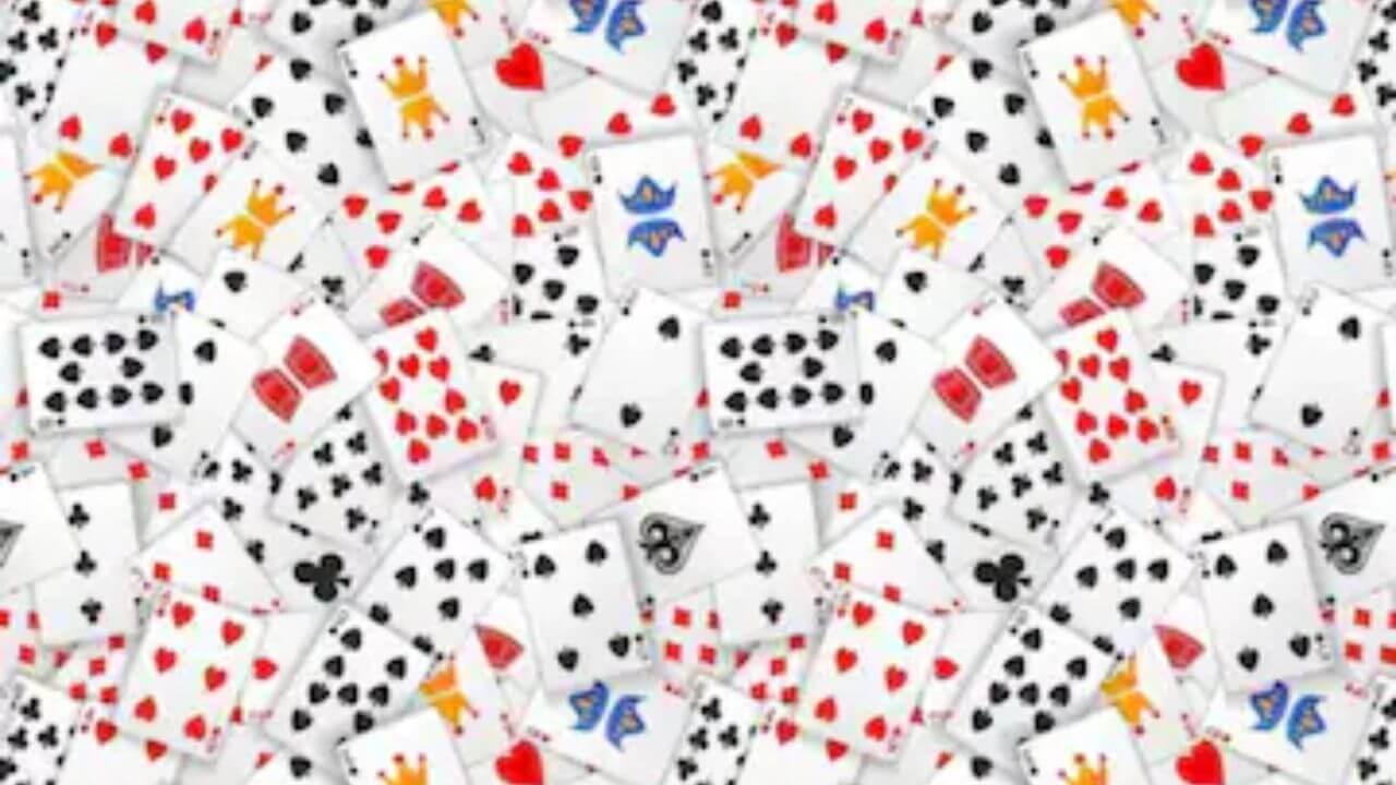 क्या आपकी नजरें हैं बाज जैसी तेज? 30 सेकंड में ढूंढें गलत प्लेइंग कार्ड