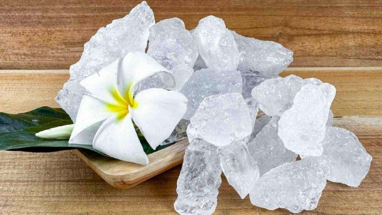 तिजोरी में रखें फिटकरी, मिलेंगे चमत्कारी परिणाम, दूर होगा धन का अभाव