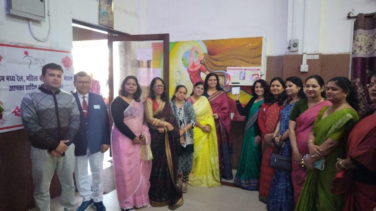 BHOPAL-रेलवे स्टेशन पर लगी महिला यात्रियों के लिए सेनेटरी पैड वेंडिंग मशीन