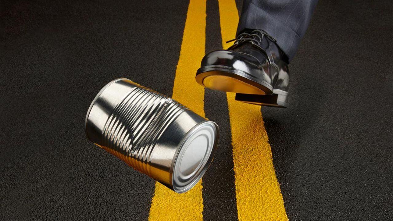 रास्ते की चीजों को ठोकर मारने की आदत क्यों बन सकती है दुर्भाग्य का कारण? जानें