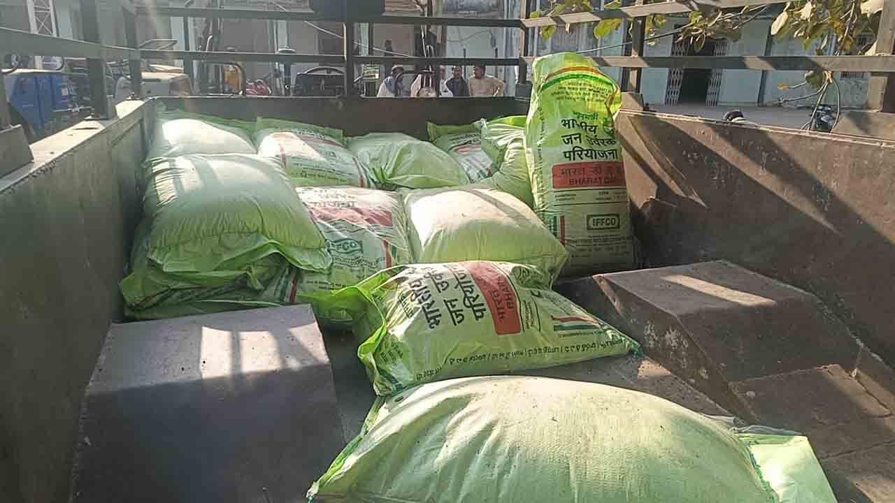 खाद की कालाबाजारी करने वाले सक्रिय, प्रशासन निष्क्रिय