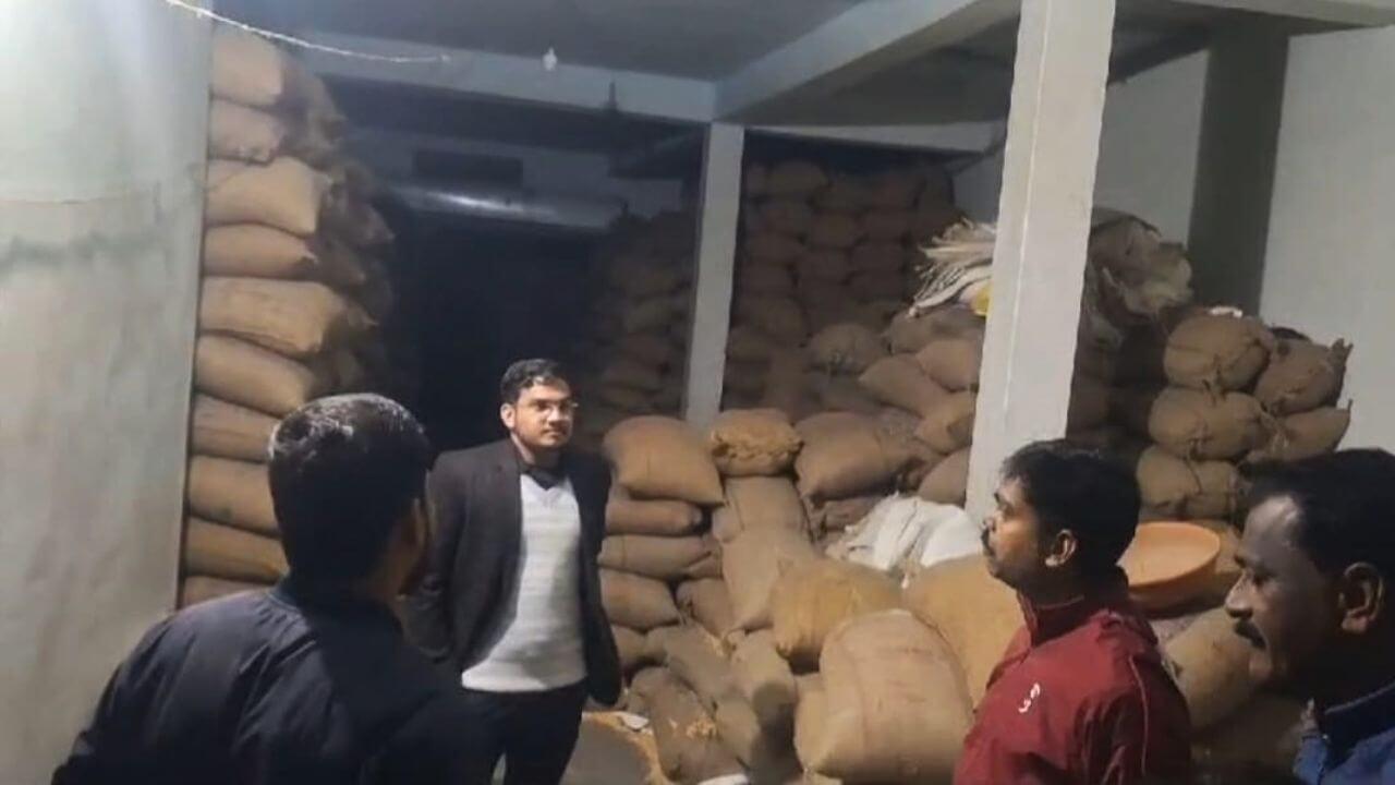 अनाज व्यापारियों पर नकेल, प्रशासन की टीम ने मारा छापा, अनियमितता मिलने पर दो गोदाम सील