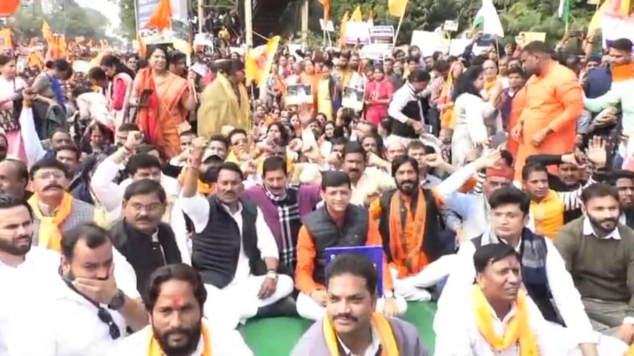 बांग्लादेश में हिंदुओं पर हो रही हिंसा के विरोध में आक्रोश, इंदौर में मंत्री, विधायक और महापौर ने दिया धरना