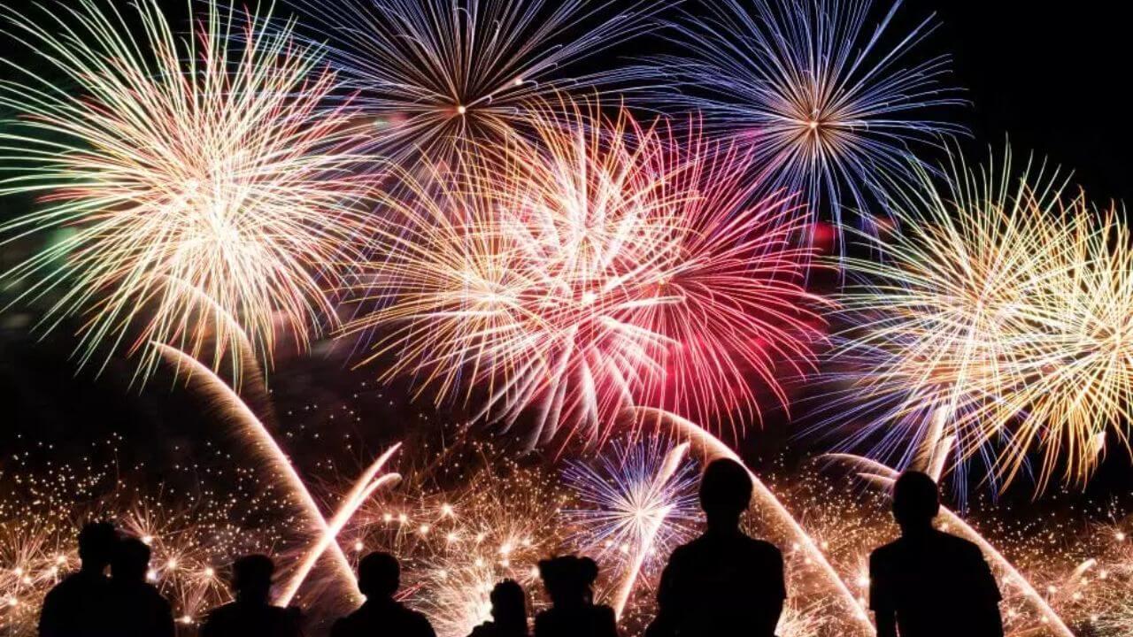 कब्रों को सजाने से लेकर जमीन पर आइसक्रीम गिराने तक, ये है दुनिया में नए साल की अजीब परंपराएं