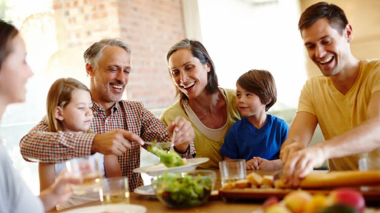 मेहमानों के सामने ना कहें बच्चों से जुड़ी ये बातें, दिमाग पर पड़ सकता है बुरा असर