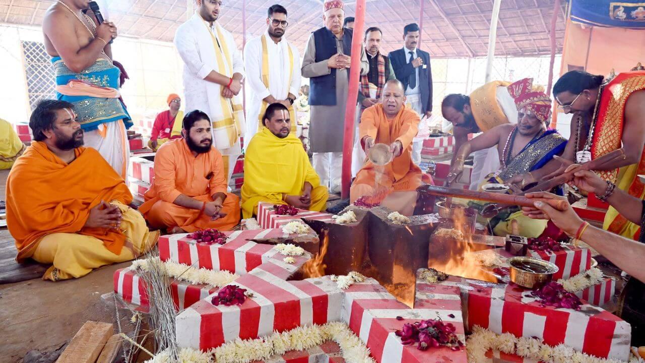 सीएम योगी बोले- गुलामी के दौर में हमारे धर्म स्थल अपमानित हुए, फिर ऐसी स्थिति पैदा न हो, इसके लिए अभी से तैयार होना होगा, तभी सनातन सुरक्षित रहेगा