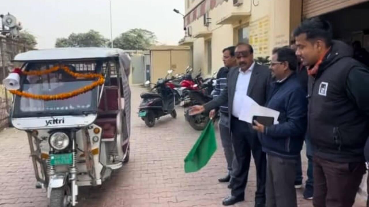 स्मार्ट मीटर के फायदे गिनाने मुख्य अभियंता ने हरी झंडी दिखा रवाना किया प्रचार वाहन