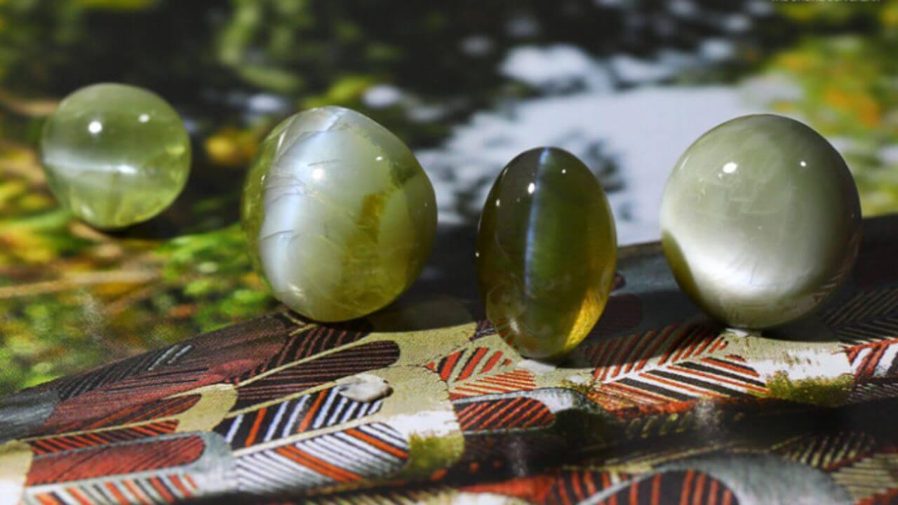 कौन पहन सकता है लहसुनिया? जानें इससे होने वाले चमत्कारी फायदे