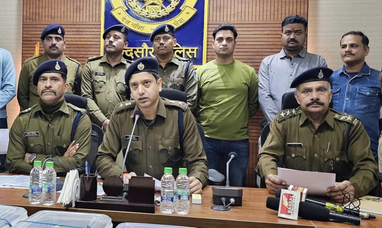 मंदसौर पुलिस ने अन्तर्राज्यीय शातिर सायबर ठग गिरोह का किया पर्दाफाश, व्यापारी से की थी 38 लाख 67 हजार रुपए की ठगी, 04 आरोपी गिरफ्तार