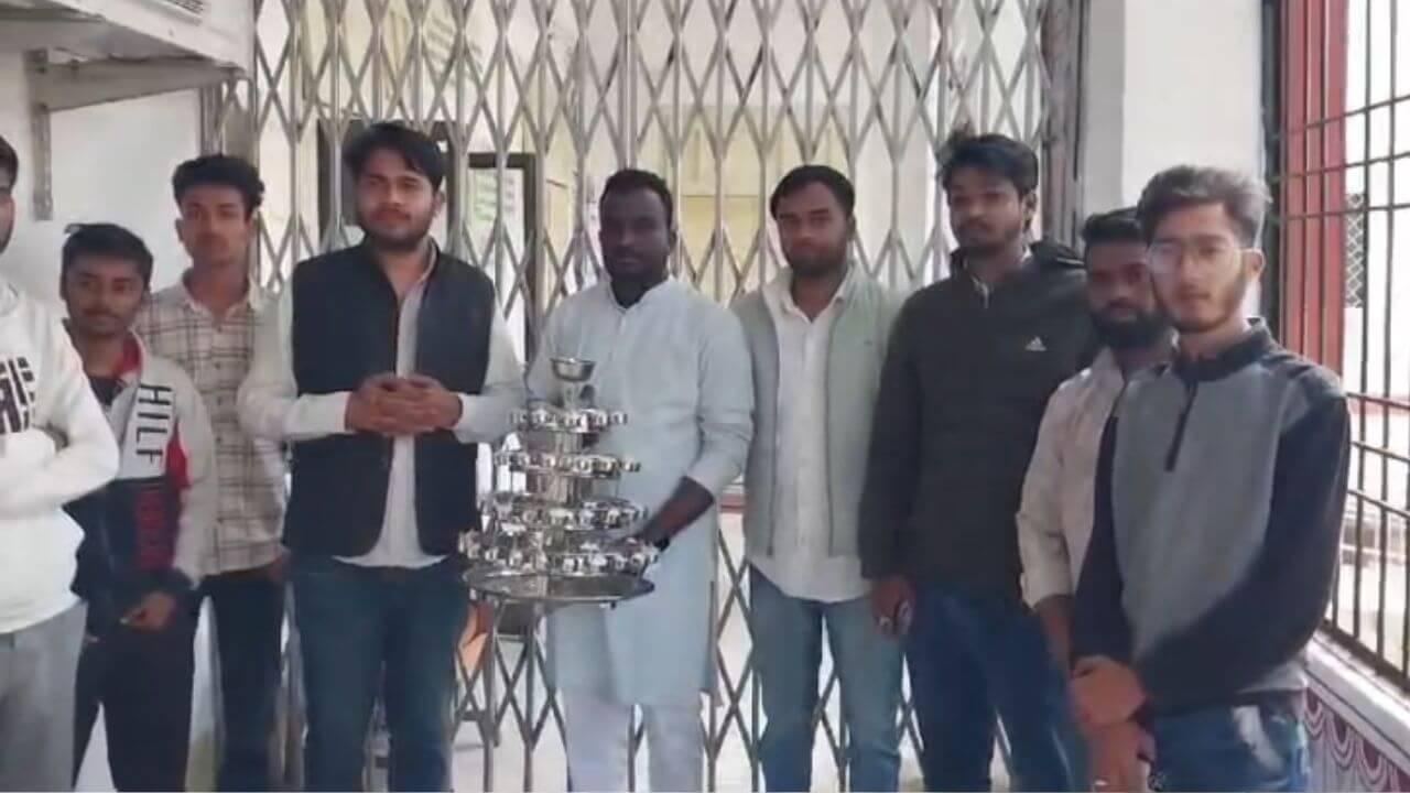 जबलपुर में NSUI का अनूठा प्रदर्शन, कुलगुरु की महाआरती उतारने पहुंचे कार्यकर्ता, सुरक्षागार्ड ने रोका