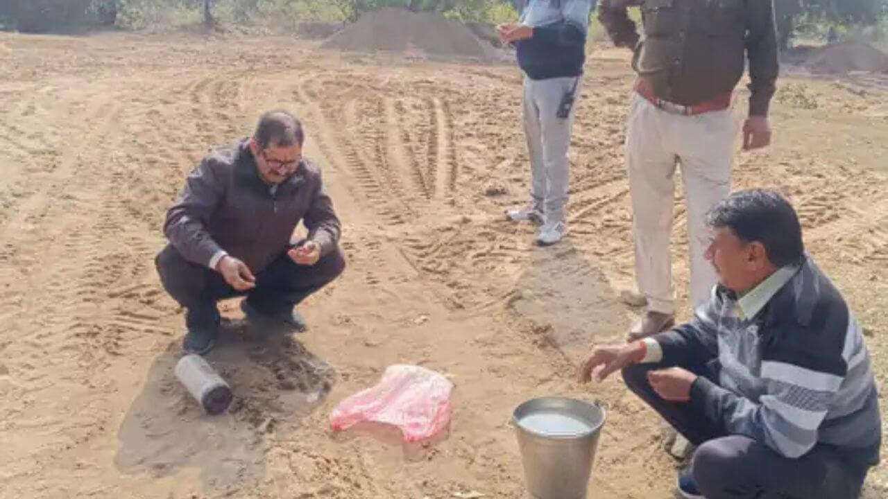 मैहर में 13 जिंदा देशी बम बरामद, दो महिलाएं गिरफ्तार