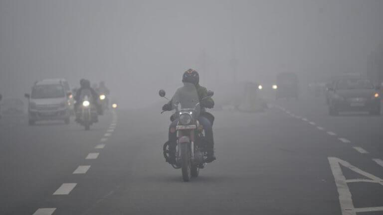 UP WEATHER: कई जिलों में घना कोहरा, शीतलहर के भी आसार, इन स्कूलों में 15 जनवरी तक अवकाश, पढ़े IMD अपडेट