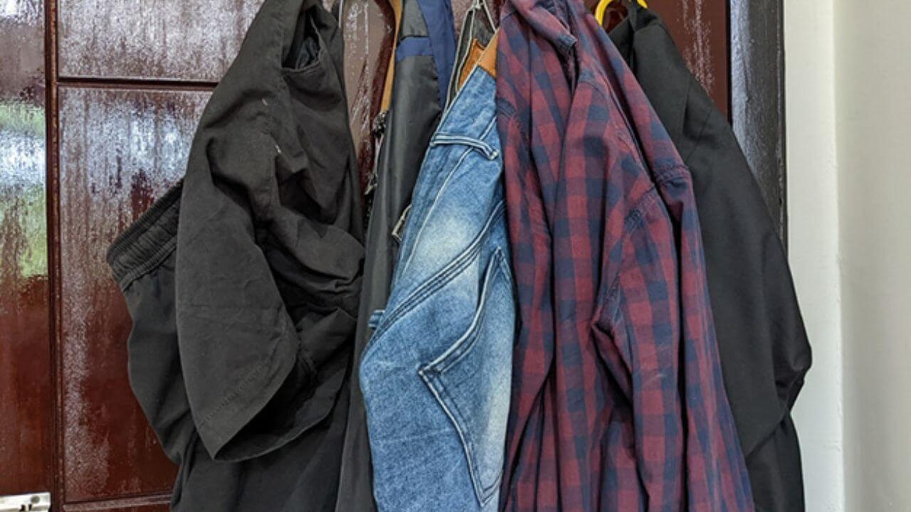 क्या आप भी टांगते है दरवाजे के पीछे कपड़े? ये वास्तु दोष कर सकता है नुकसान