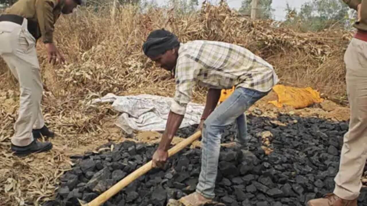 शहडोल पुलिस ने की कार्रवाई, जमीन में दफन मिला 2 टन से अधिक कोयला, आरोपी गिरफ्तार