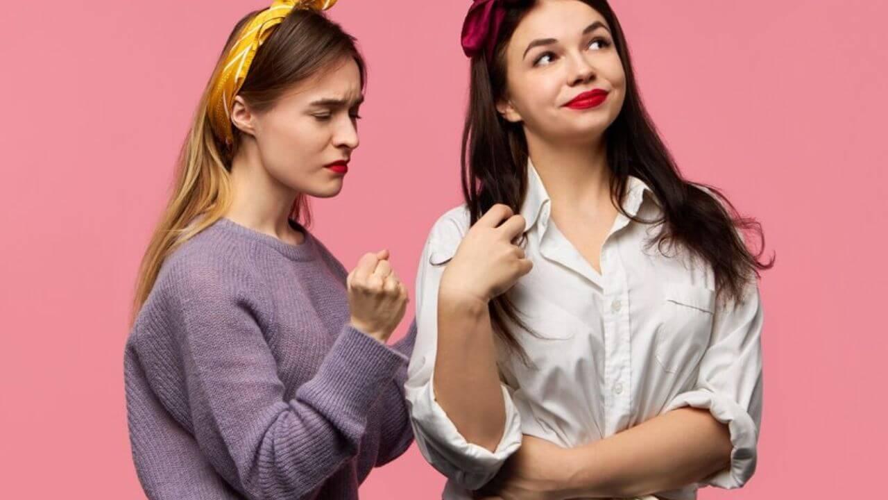 इन 3 संकेतों से पहचानें, कौन है आपका असली दोस्त और कौन है छुपा हुआ दुश्मन