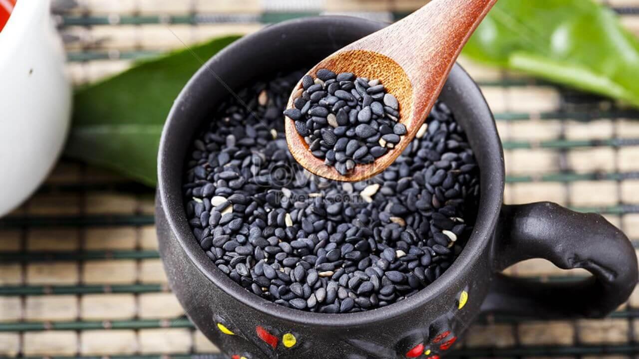 काले तिल से चमकाएं अपनी किस्मत, माघ महीने में अपनाएं ये 4 उपाय