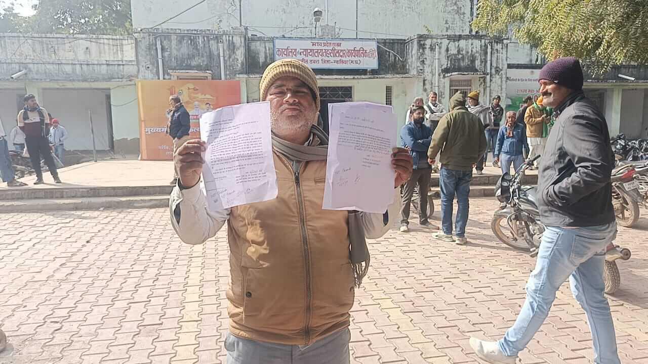 5 हज़ार रुपए दोगे तब काम होगा, नायब तहसीलदार के बाबू की किसान ने की तहसीलदार से शिकायत