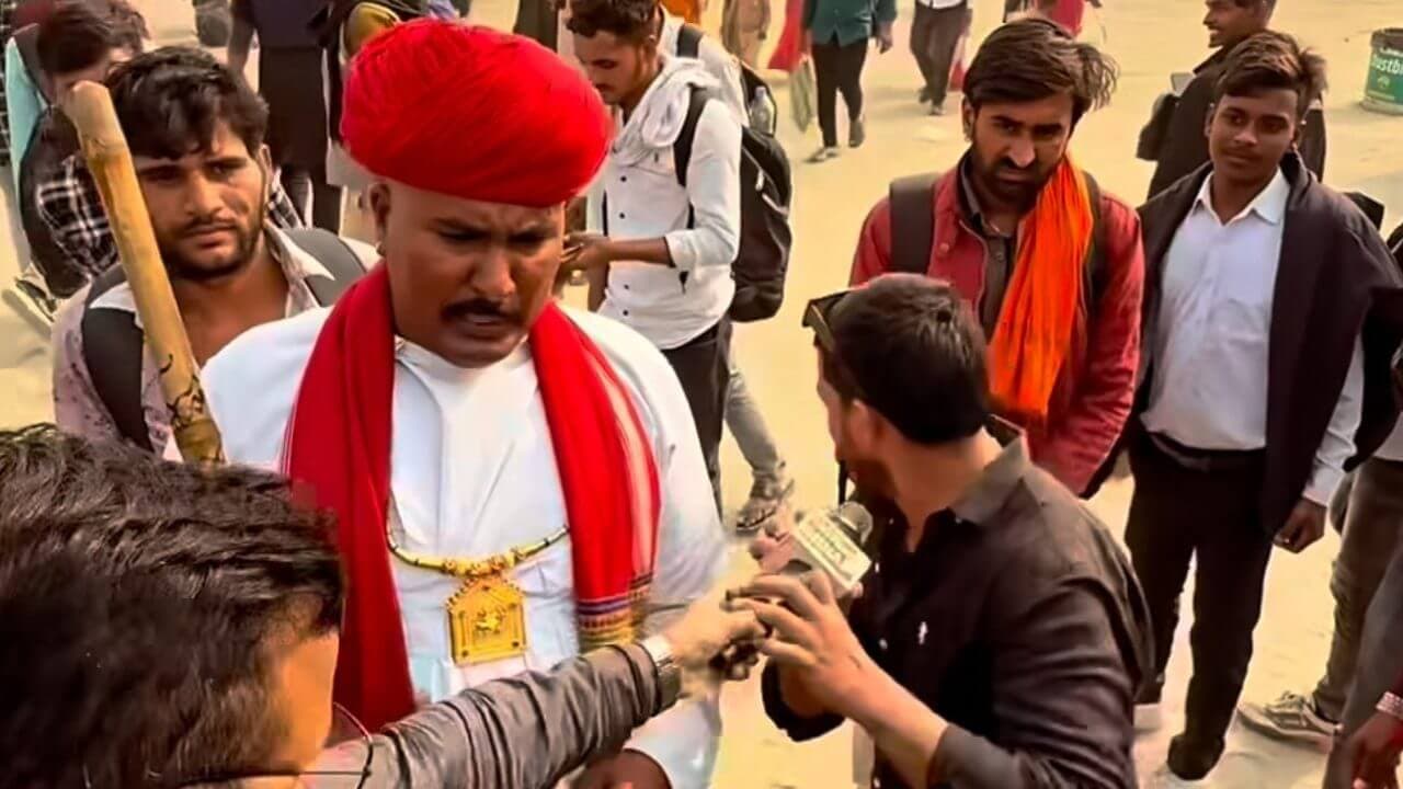 प्रयागराज महाकुंभ में रिपोर्टर से हाथ से माइक छीनकर भागा युवक, जानिए क्या है माजरा