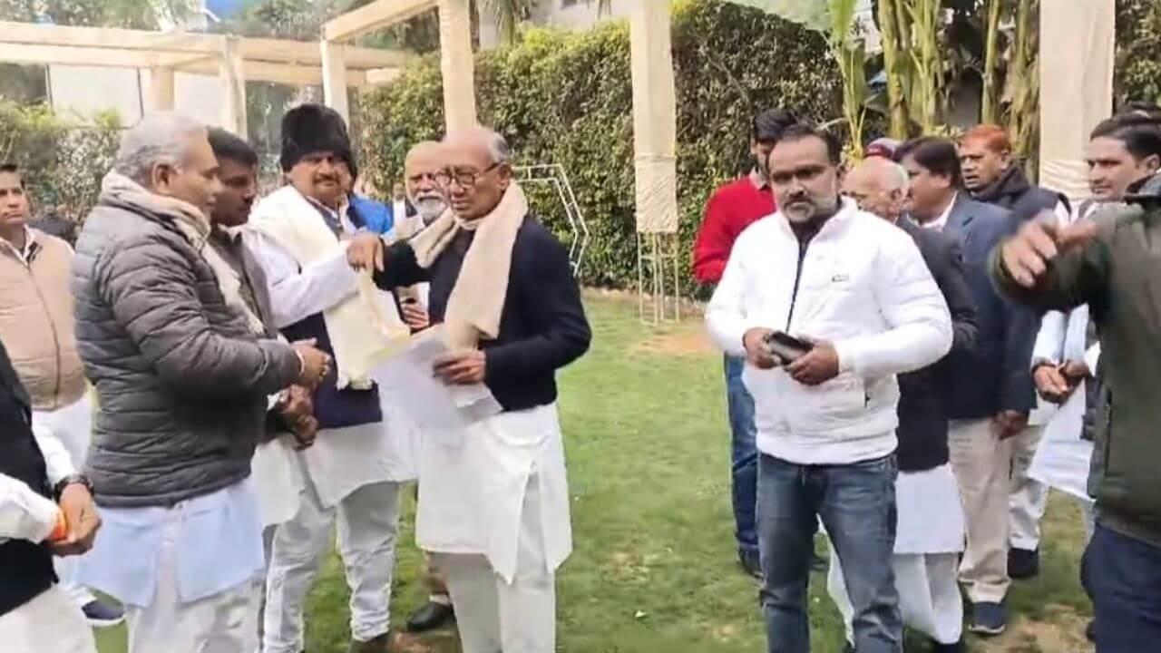 राहुल गांधी से माफ़ी मांगने की मांग पर दिग्विजय सिंह का वीडी शर्मा पर पलटवार, RSS पर साधा निशाना