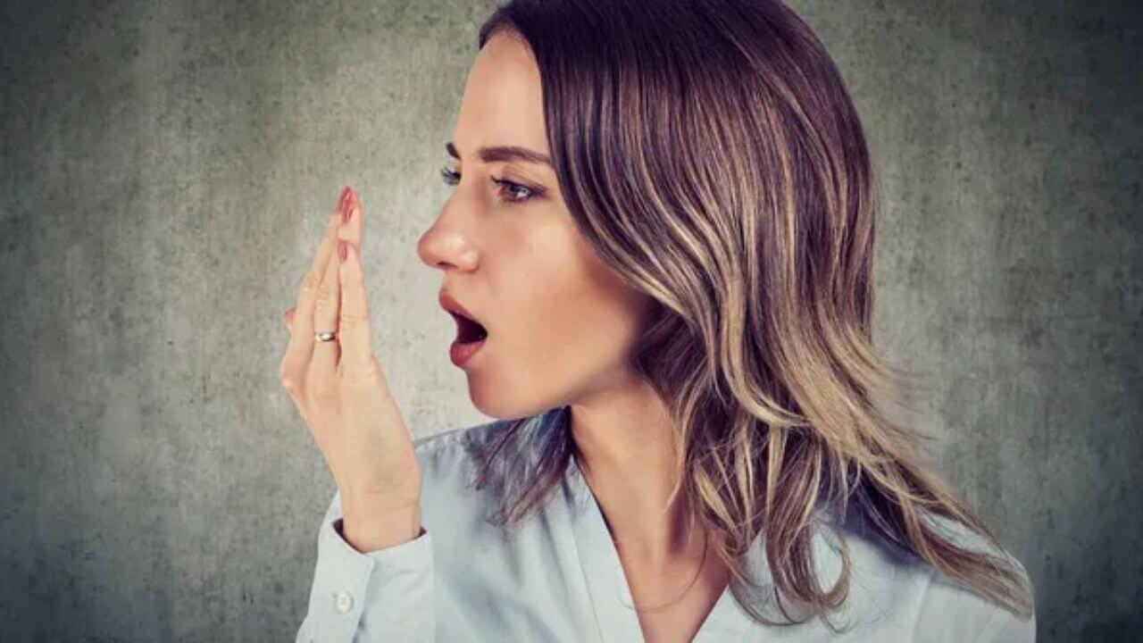 क्या आपके मुंह से आती है बदबू? जानें किस विटामिन की हो सकती है कमी