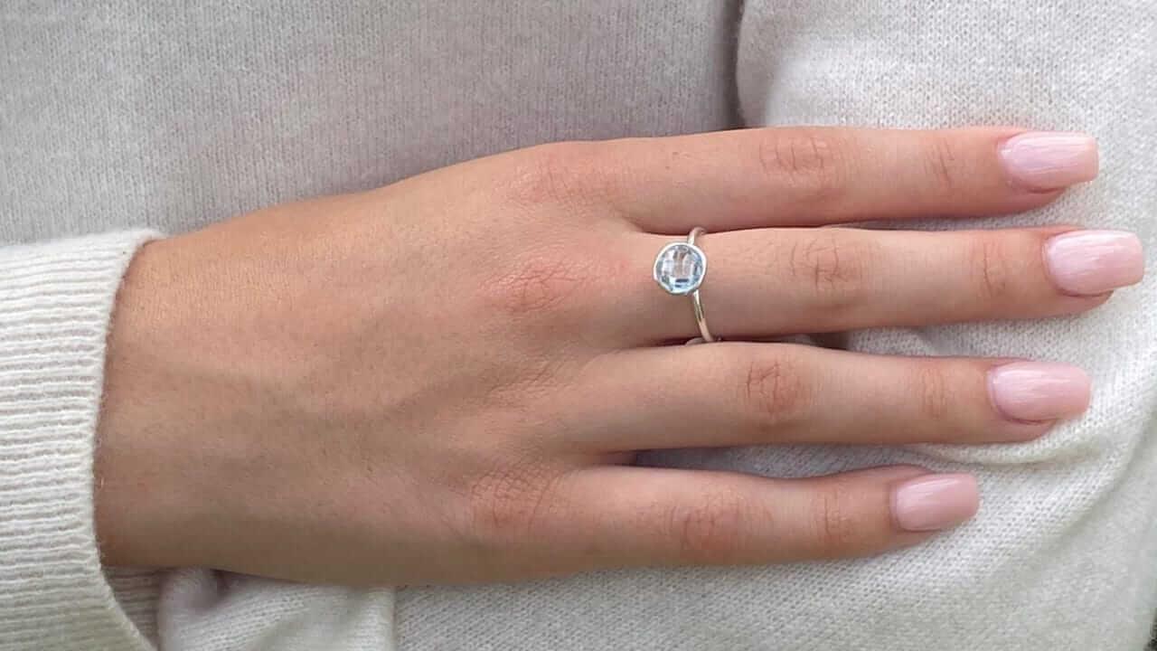 विवाह में आ रही है बाधा या करियर में नहीं मिल रही सफलता? धारण करें सफेद पुखराज, जानें लाभ