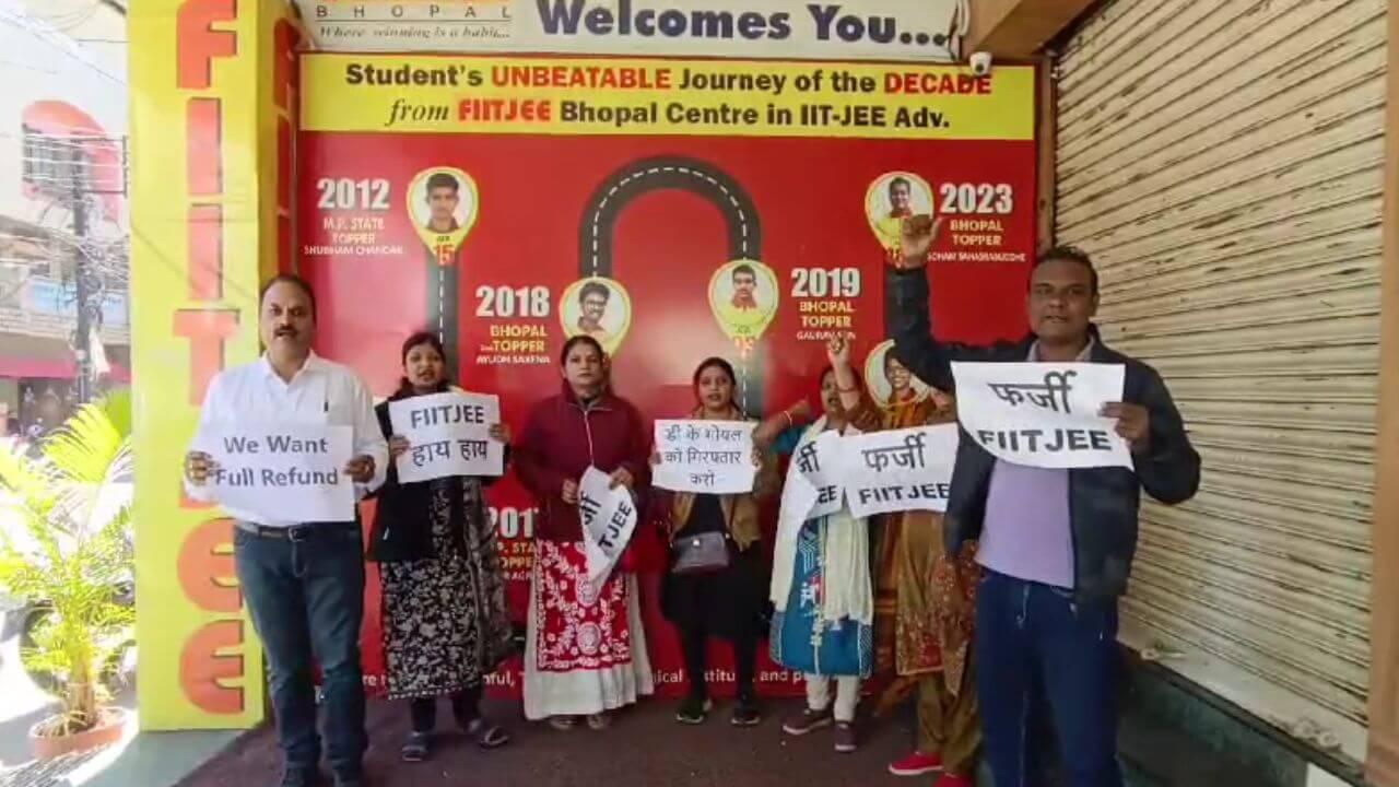 PMO तक पहुंची FIITJEE की शिकायत, भोपाल में बच्चों के पीड़ित पालकों का सामूहिक अभियान