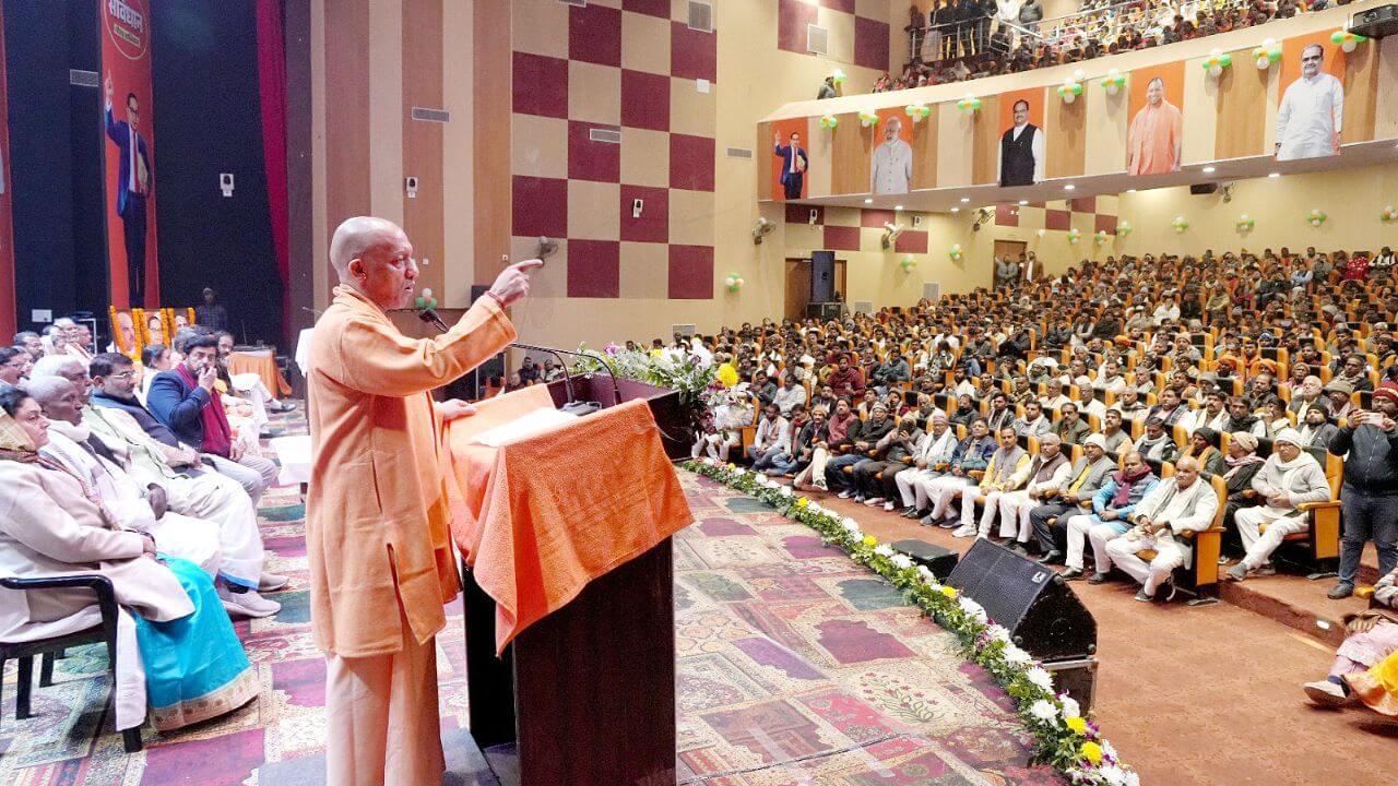 राहुल गांधी पर भड़के योगी, बोले- बाबा साहब के संविधान की प्रस्तावना को बदलने वाले किस मुंह से संविधान लेकर घूम रहे